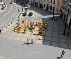 Ławki i leżaki dla mieszkańców przed Ratuszem