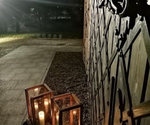 Wieża bramna nocą