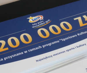 Ponad 7 mln zł dla lokalnych projektów. Na Służewcu wręczono czeki laureatom programu „Sportowo Kulturalnie Lokalnie”.
