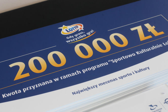 Ponad 7 mln zł dla lokalnych projektów. Na Służewcu wręczono czeki laureatom programu „Sportowo Kulturalnie Lokalnie”.
