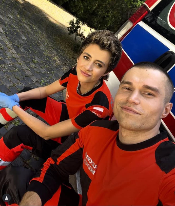 Na sygnale na planie. Karolina (Klaudia Janas), nowy ratownik (Mateusz Dymidziuk)