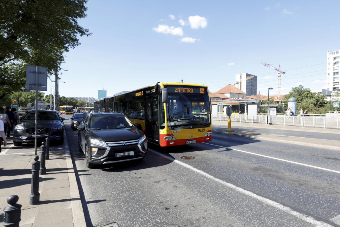 Paraliż w Warszawie po pożarze w metrze.