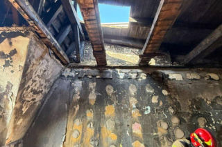 Pożar w Drezdenku. Dwoje policjantów uratowało mieszkańców z płonącej kamienicy