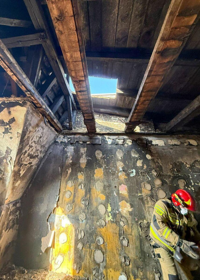 Pożar w Drezdenku. Dwoje policjantów uratowało mieszkańców z płonącej kamienicy