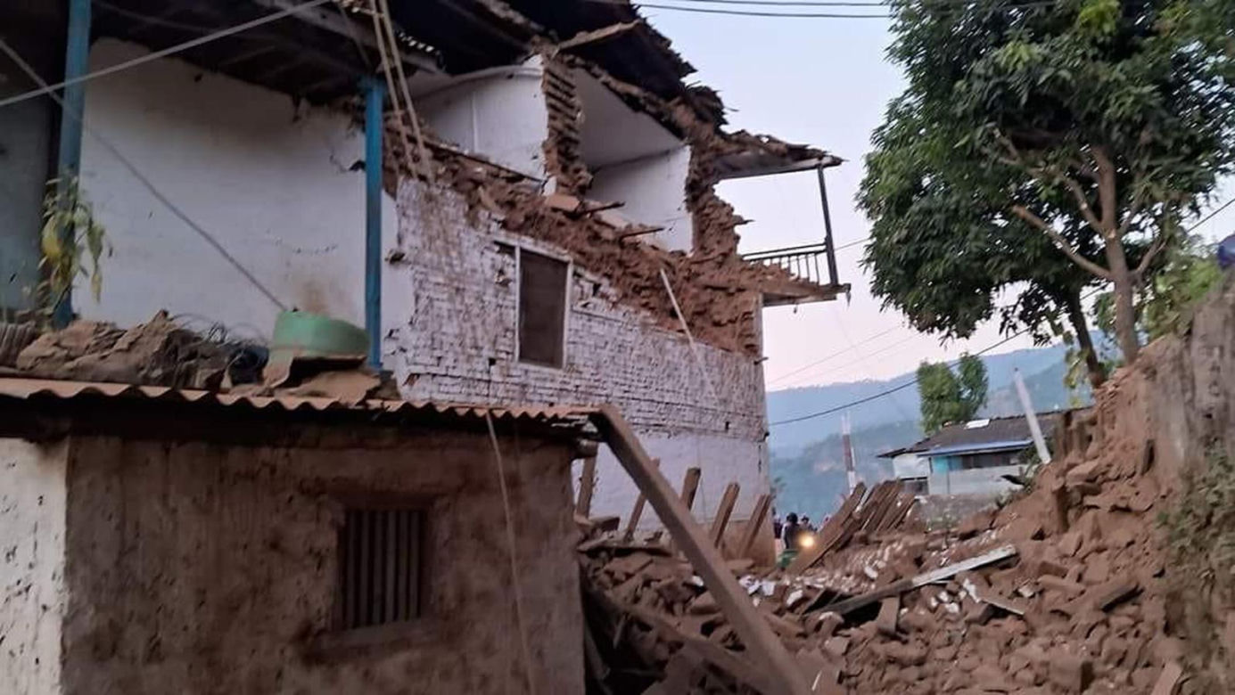 Trzesięnie ziemi w Nepalu. Policja: Ponad 100 ofiar śmiertelnych, setki rannych [ZDJĘCIA]