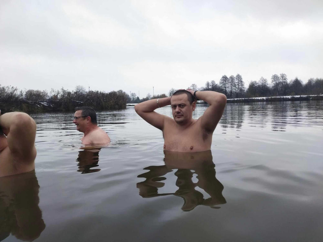 Zimna woda i intensywne opady śniegu. Morsy z woj. lubelskiego były zachwycone pogodą!