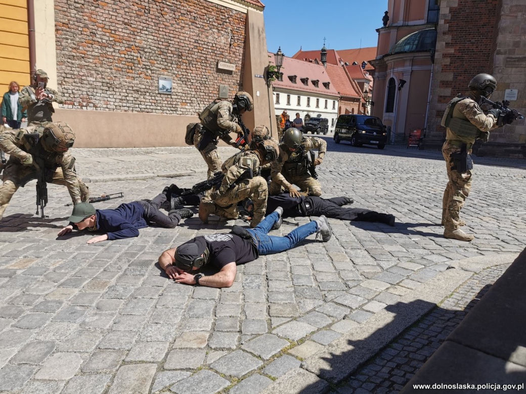 Brawurowa akcja kontrterrorystów na Ostrowie Tumskim. Odbijali zakładników z katedry 
