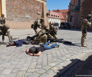 Brawurowa akcja kontrterrorystów na Ostrowie Tumskim. Odbijali zakładników z katedry 