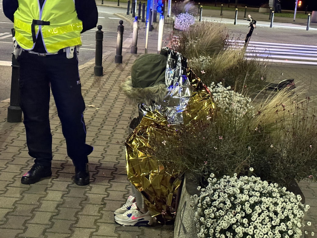 Zderzenie trzech aut osobowych w Warszawie. Kierowca audi uciekł z miejsca zdarzenia