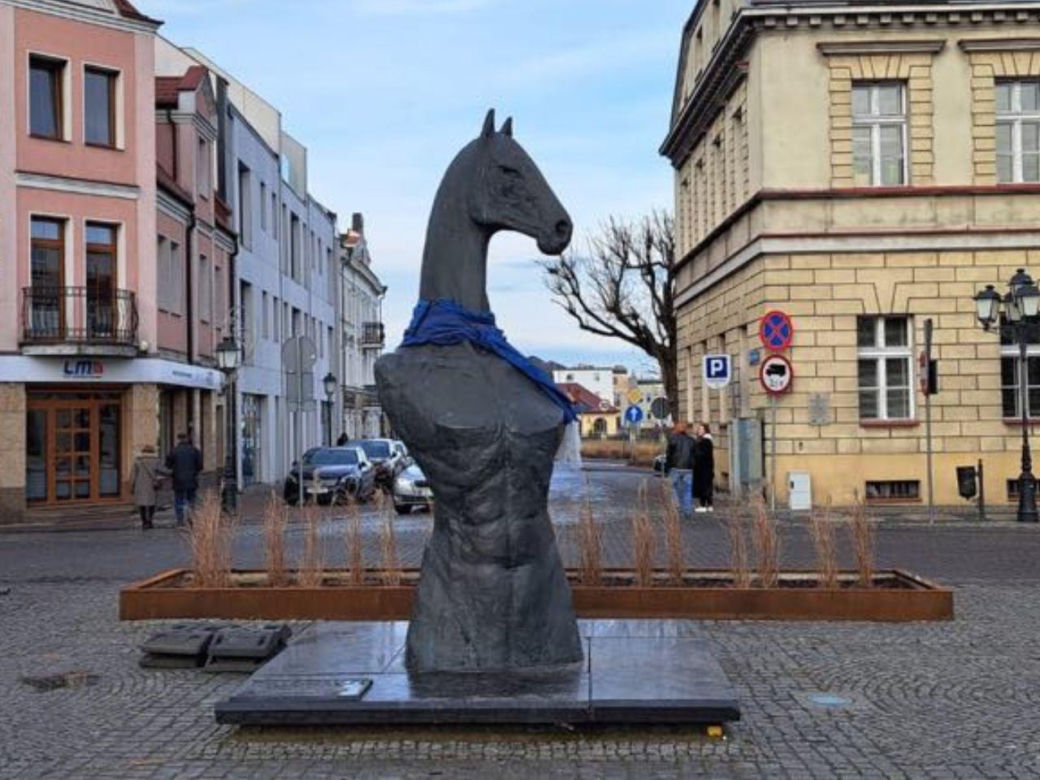 Tak prezentuje się pomnik Seksownego Konia z Konina