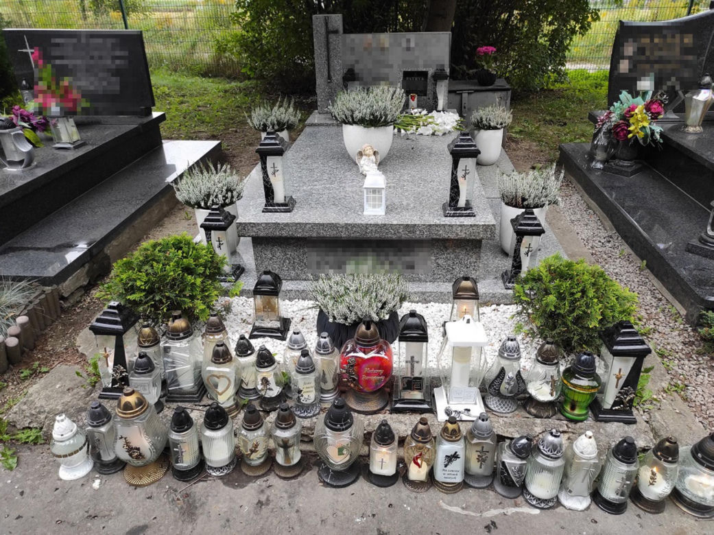 Zniszczenia na grobie syna Sylwii Peretti. Wystarczyła chwila nieuwagi, smutny widok