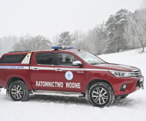 Gdy załamie się lód. Co robić, by uratować siebie lub kogoś, gdy wpadnie do wody?