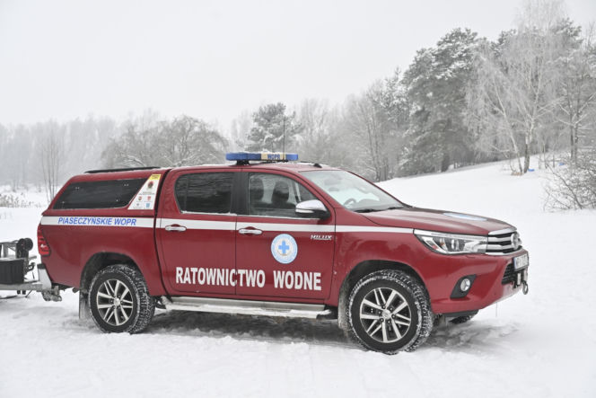 Gdy załamie się lód. Co robić, by uratować siebie lub kogoś, gdy wpadnie do wody?