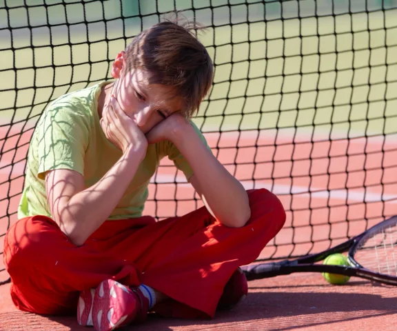 Jak nauczyć dziecko przegrywać? Te sprawdzone sposoby pomogą oswoić malucha z porażką