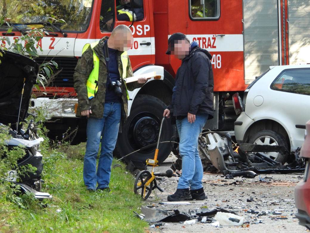 Śmierć na drodze pod Pułtuskiem. Zderzyli się czołowo, jeden z kierowców wypadł z auta