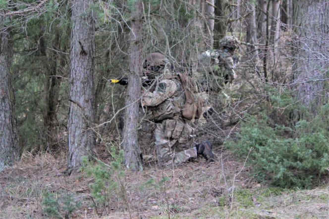 Brytyjscy żołnierze, ćwiczenia na poligonie