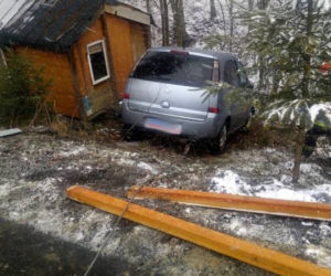 Jak do tego doszło? Samochód zmierzał prosto do potoku!