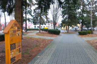 To najpiękniejsze miasteczko województwa łódzkiego. Leży nad jedną z najdłuższych rzek w Polsce