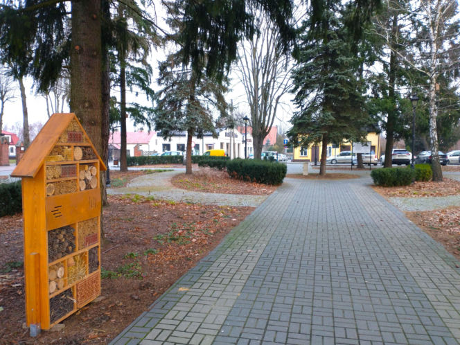 To najpiękniejsze miasteczko województwa łódzkiego. Leży nad jedną z najdłuższych rzek w Polsce