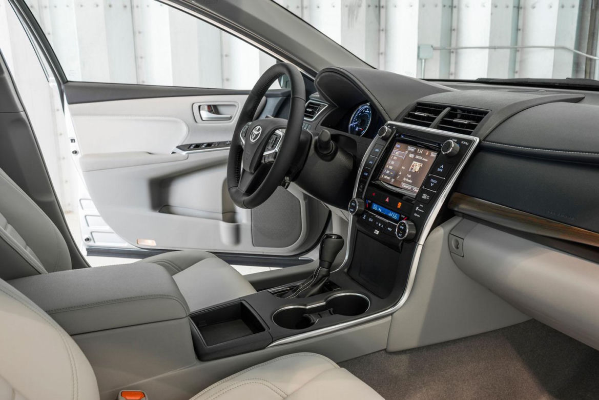 Toyota Camry 2015 w nowym odważnym stylu
