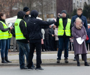 Wepchnęli Piotra pod autobus z zemsty. Tragedia w Pabianicach