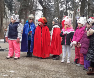 Choinka na LSM jest już ozdobiona. Dzieci przygotowały recyklingowe ozdoby [GALERIA, WIDEO]