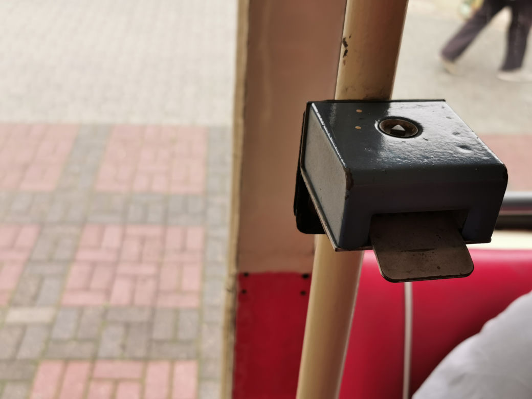 Czerwony autobus po Kaliszu mknie
