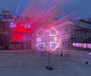 Tarcza przebiła się na drugą stronę. To będzie najdłuższy tunel kolejowy w Polsce