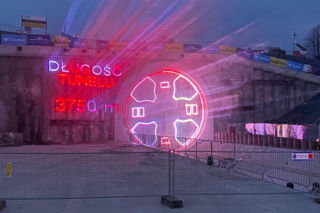 Tarcza przebiła się na drugą stronę. To będzie najdłuższy tunel kolejowy w Polsce