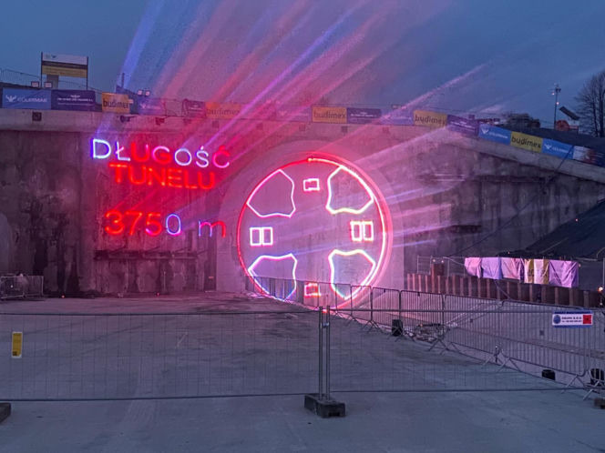 Tarcza przebiła się na drugą stronę. To będzie najdłuższy tunel kolejowy w Polsce