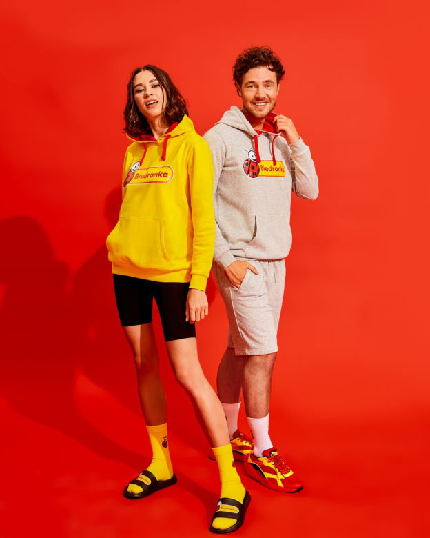 Bluzy, skarpetki, klapki i sneakersy Biedronka Fan Collection