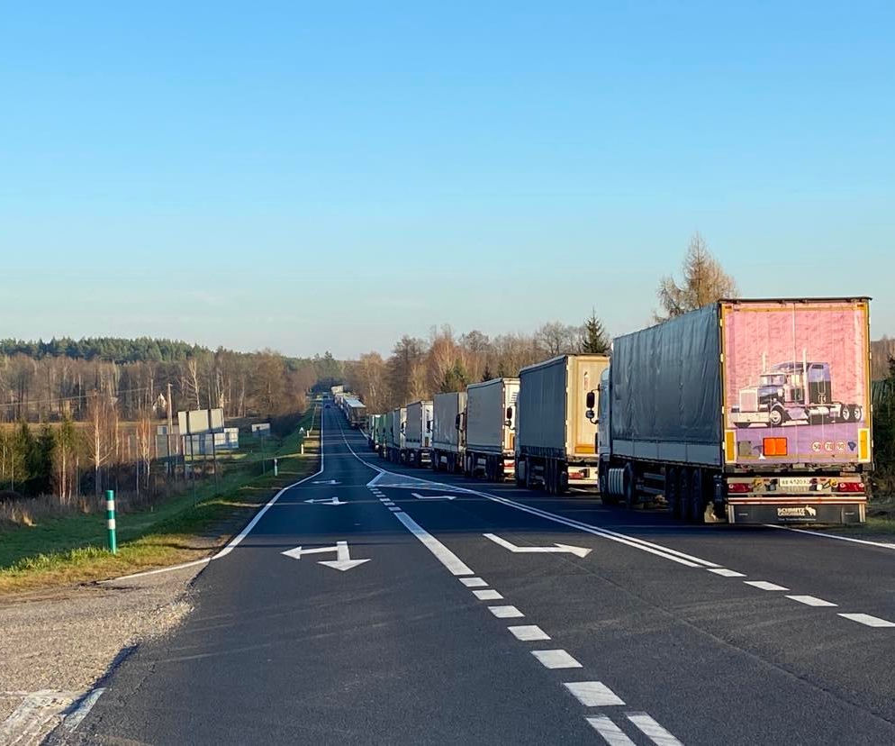 Bobrowniki. 21 godzin oczekiwania w kolejce tirów do przejścia granicznego