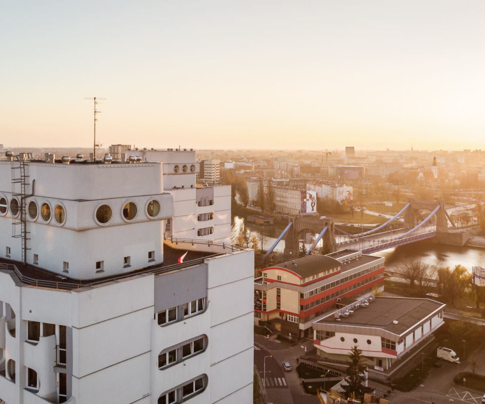 Wrocławski Manhattan, most Grunwaldzki i Sky Tower w promieniach zachodzącego słońca
