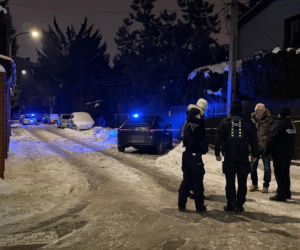 Tajemniczy atak w Ursusie. Mężczyzna raniony nożem w pośladek, sprawcy brak