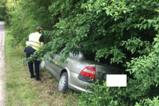Ktoś zostawił rozbity samochód w rowie! Policja szuka właściciela [ZDJĘCIA]