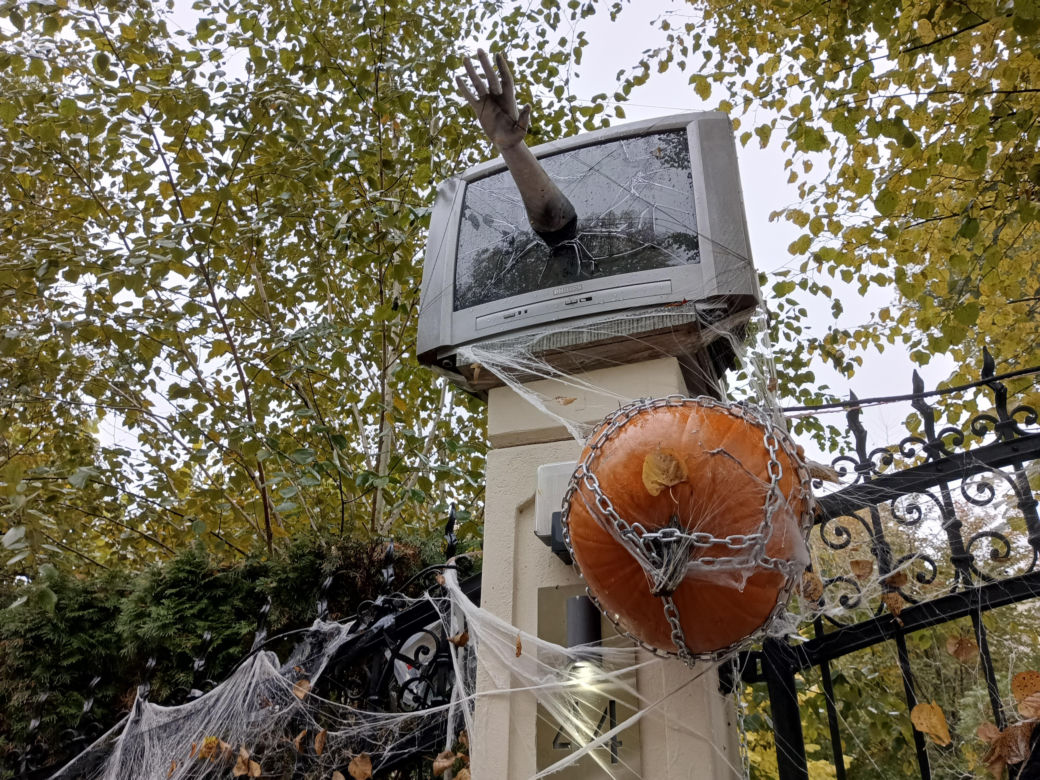 Willa na Jaśkowej Dolinie znów ozdobiona. Tym razem przechodniów zaskakują halloweenowe straszydła!