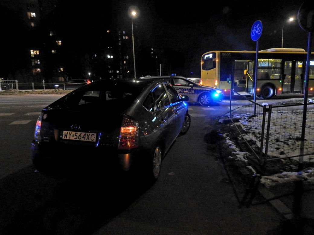 Koszmarny wypadek na Mokotowie. Autobus musiał gwałtownie hamować, pasażer trafił do szpitala