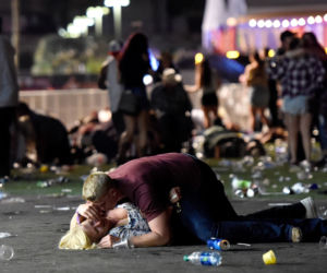 Zasłonił żonę własnym ciałem! Dramatyczne historie ofiar masakry w Las Vegas! 59 osób nie żyje, 527 rannych