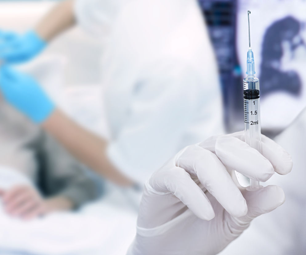Ekspert o szczepieniu osób seniorów w ciężkim stanie zdrowia. Zaleca czujność