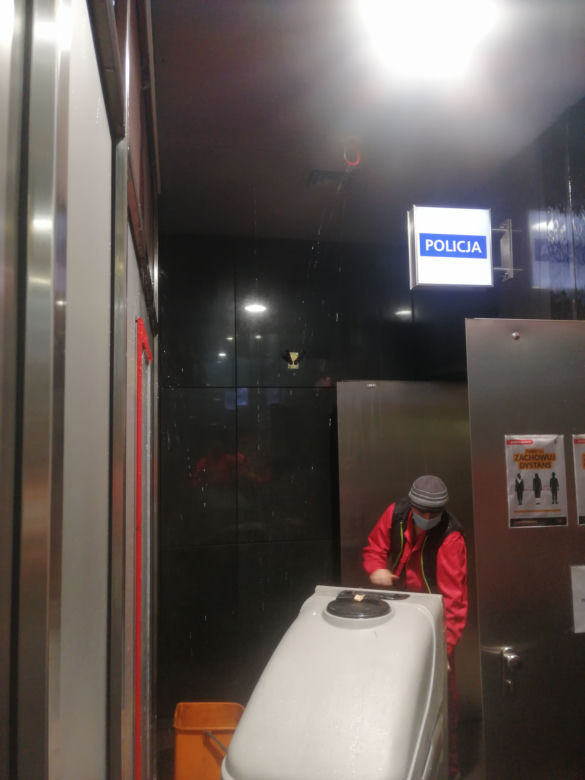 Woda zalała policję w metrze