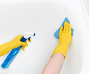 Jak usunąć żółte plamy z wanny? Ten prosty trik sprawi, że pozbędziesz się ich bez szorowania