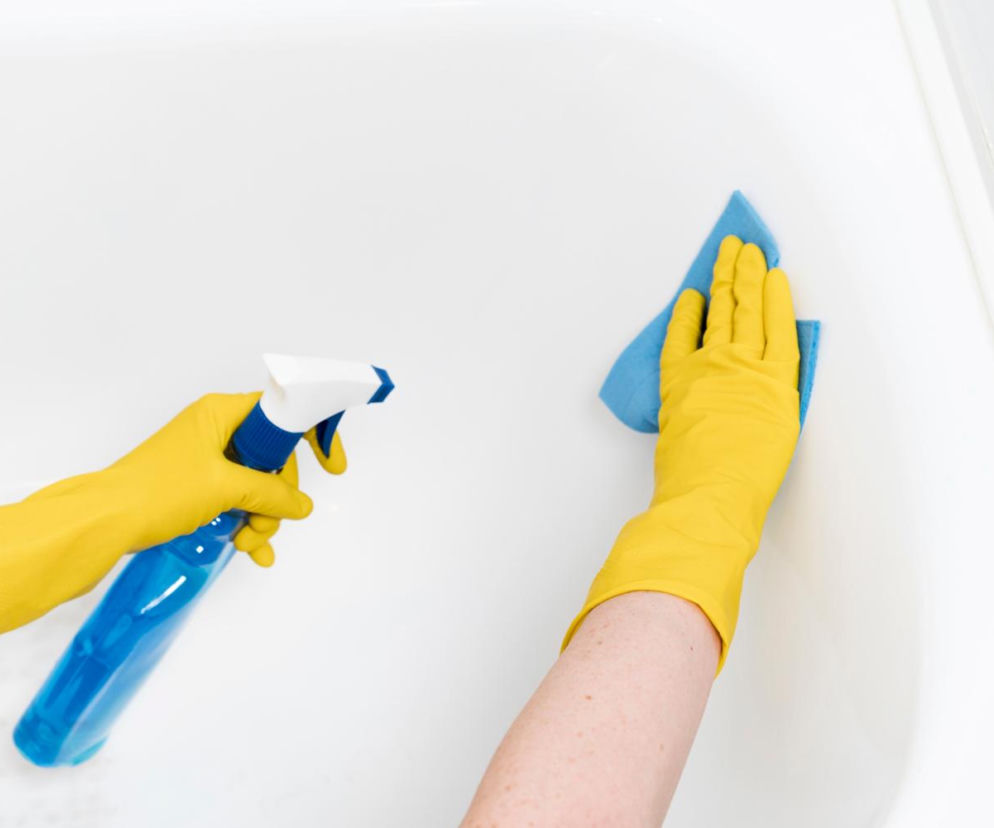 Jak usunąć żółte plamy z wanny? Ten prosty trik sprawi, że pozbędziesz się ich bez szorowania