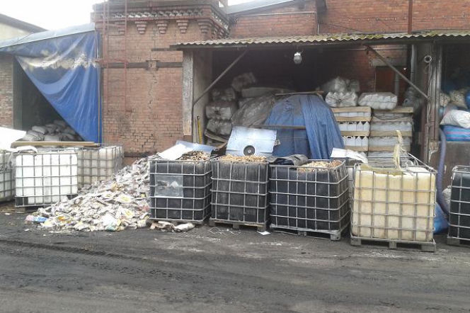 POZNAŃ: Policjanci zamknęli nielegalną produkcję alkoholu z podpałki do grilla