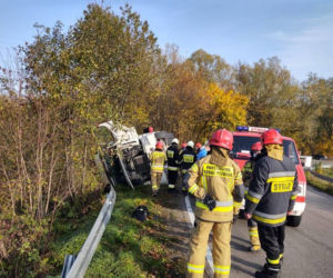 Ciężarówka wylądowała na boku! GROŹNY incydent w Trzycierzu