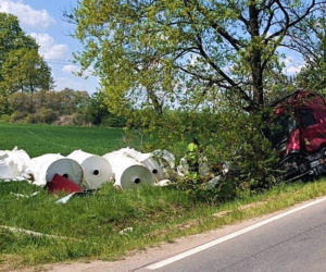 Ciężarówka po uderzeniu w drzewo zaczęła się palić. Kierowca był kompletnie pijany 