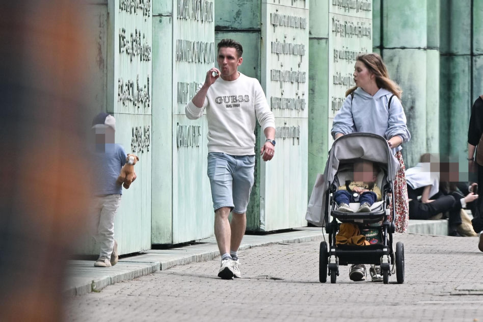 Filip Gurłacz na spacerze z żoną i synem. Nie zwalczył nałogu 