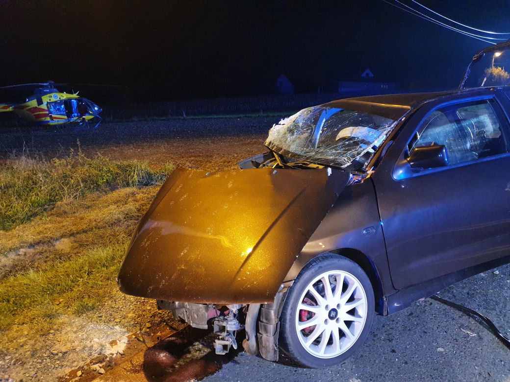 Trzy osoby ranne po czołowym zderzeniu osobówek. 21-latek stracił panowanie nad seatem