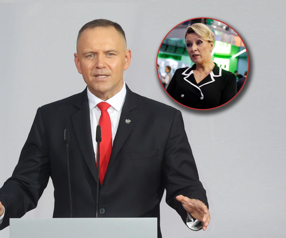 Karol Nawrocki przemawia. Obok Maria Zacharowa na miniaturze. O ich dyplomatycznym sporze przeczytasz na SE Polityka.