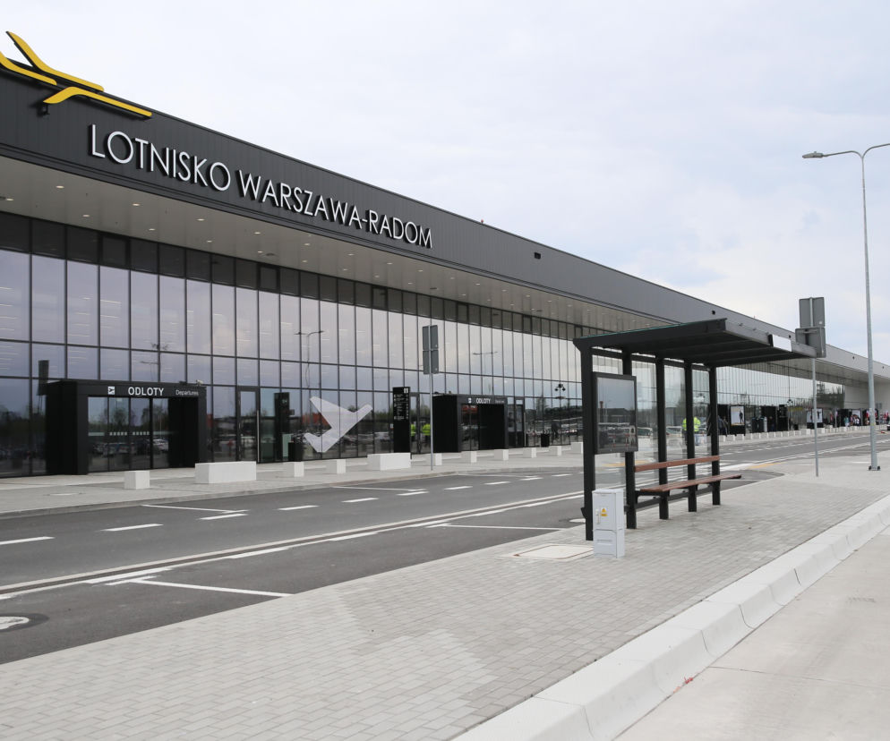Terminal lotniska Warszawa-Radom z widocznym napisem nad wejściem. O śledztwie prokuratury przeczytasz na Eska Radom.