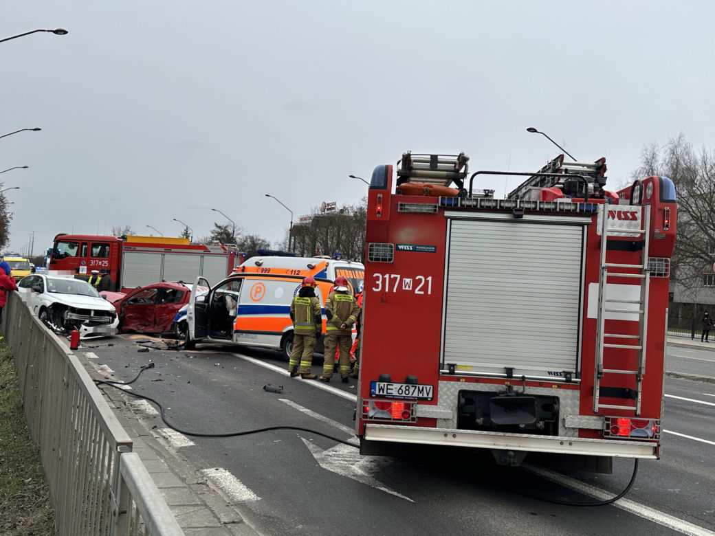 Koszmarny wypadek na Puławskiej. Dwa auta zderzyły się z karetką!